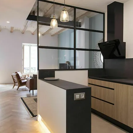 Chic And In Lively But Quiet Area Apartment *