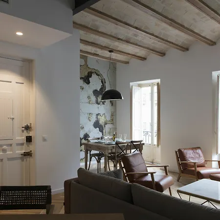 Apartment Chic And In Lively But Quiet Area *